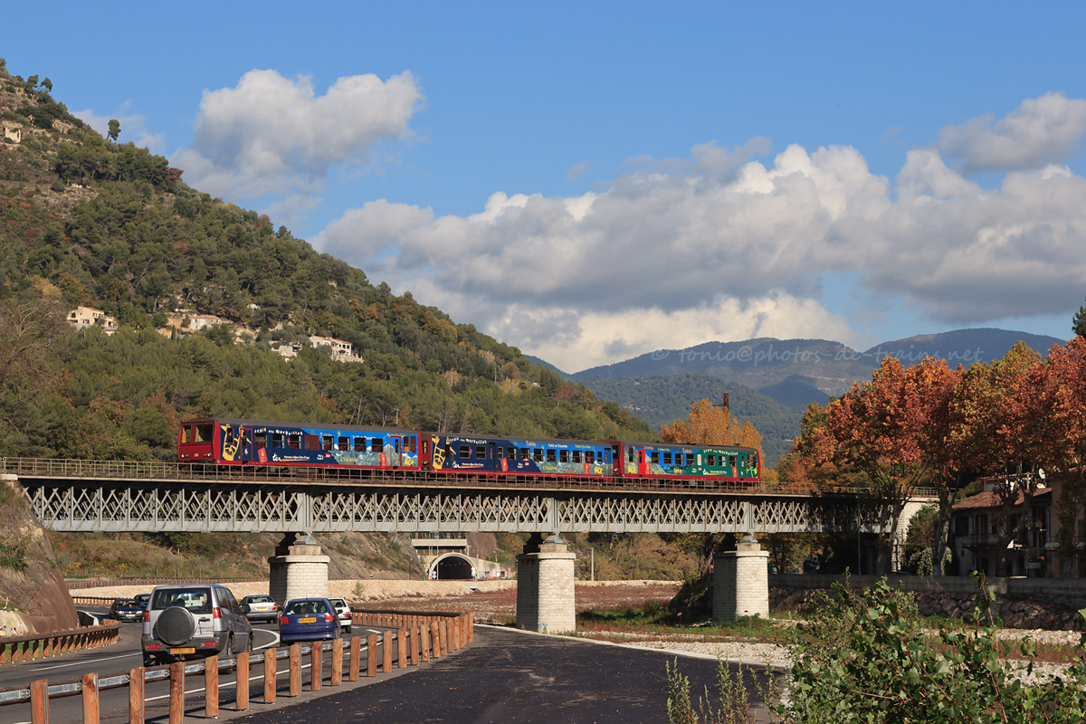 Passage des X 2215 et X 2203, encadrant une XR et assurant le TER 22949 Nice-Ville - Cuneo, sur le viaduc enjambant le Paillon