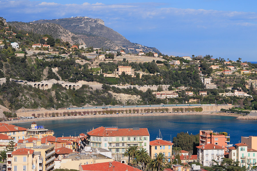 Avec une petite dizaine de minutes de retard, l'EuroCity 144 en provenance de Milano-Centrale et &agrave; destination de Nice-Ville, va traverser la gare de Villefranche-sur-Mer dans quelques secondes.