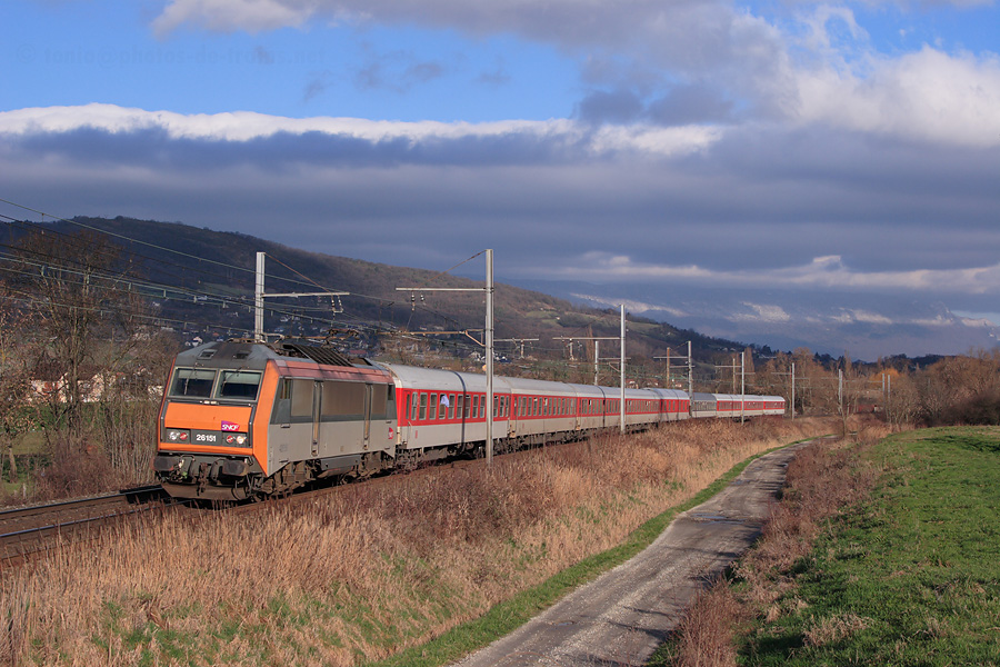 Lumi&egrave;re matinale sur le train UrlaubsExpress 1273 H&oslash;je Taastrup - Modane, tract&eacute; par la BB 26151 et vu quelques minutes apr&egrave;s son d&eacute;part de la gare de Chamb&eacute;ry-Challes-les-Eaux.
