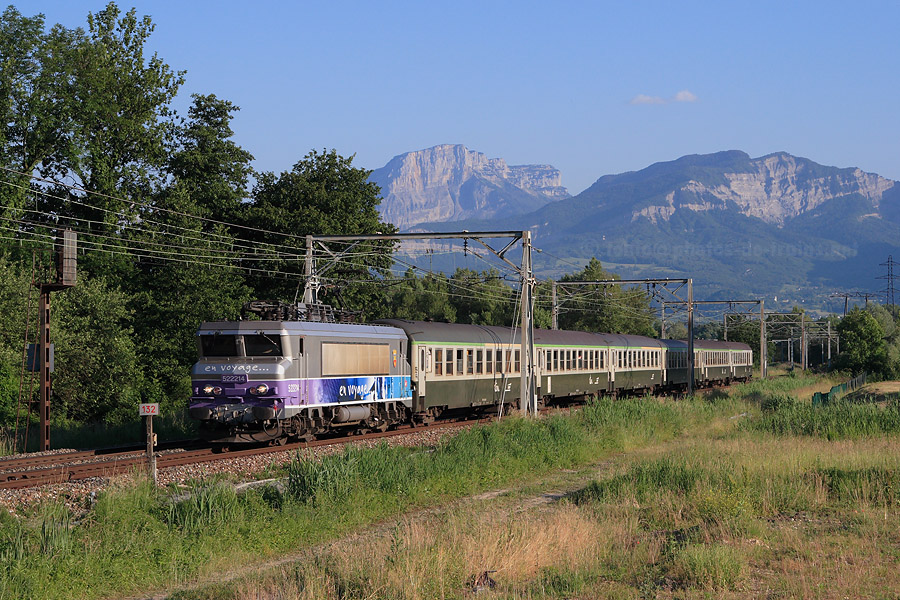 Vue entre Chamb&eacute;ry et Aix-les-Bains du TER 883170 Bourg-Saint-Maurice - Aix-les-Bains-le-Revard, BB 22214 en t&ecirc;te.
