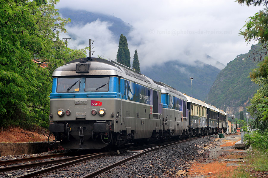 Apr&egrave;s avoir &eacute;t&eacute; achemin&eacute;e jusqu'&agrave; Breil-sur-Roya, afin que les trains r&eacute;guliers puissent la croiser dans cette m&ecirc;me gare pour s'engager sur la ligne, la rame sp&eacute;ciale redescend en direction de Sospel, pour rejoindre le viaduc de Bassera et y commencer les prises de vue. Les BB 67565 et BB 67560 sont en t&ecirc;te du train et la BB 25236 en queue.