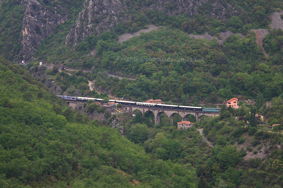 Vue depuis le Col du Vescavo de la rame sp&eacute;ciale stationnant sur le viaduc de la Bassera.