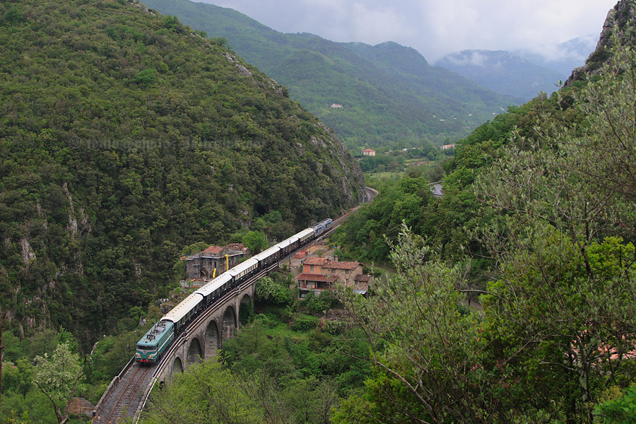 Vue de la rame sp&eacute;ciale stationnant sur le viaduc de la Bassera.
