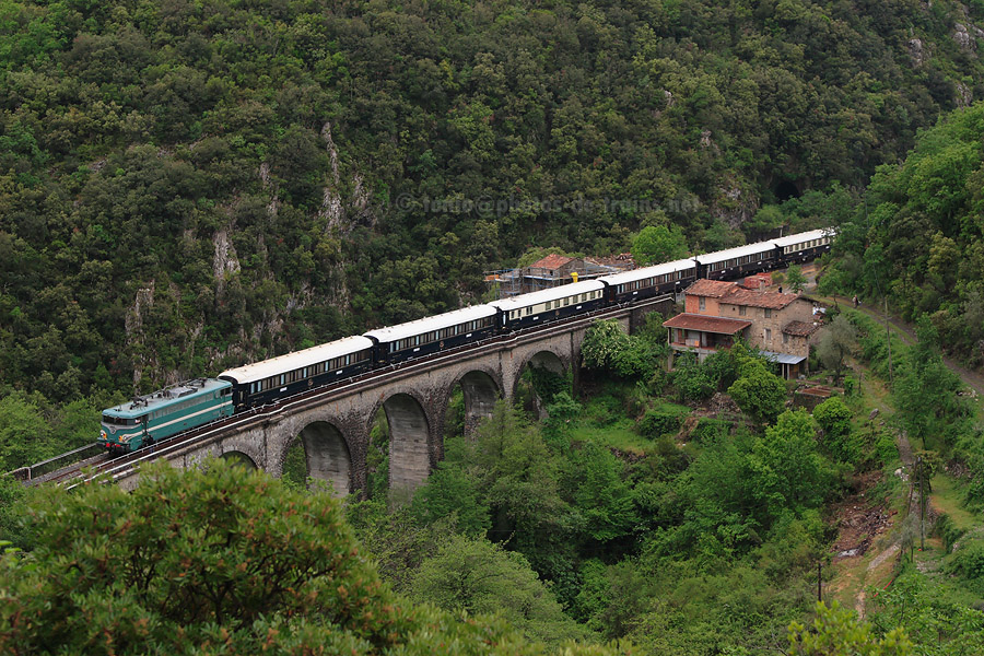 Vue de la rame sp&eacute;ciale stationnant sur le viaduc de la Bassera.