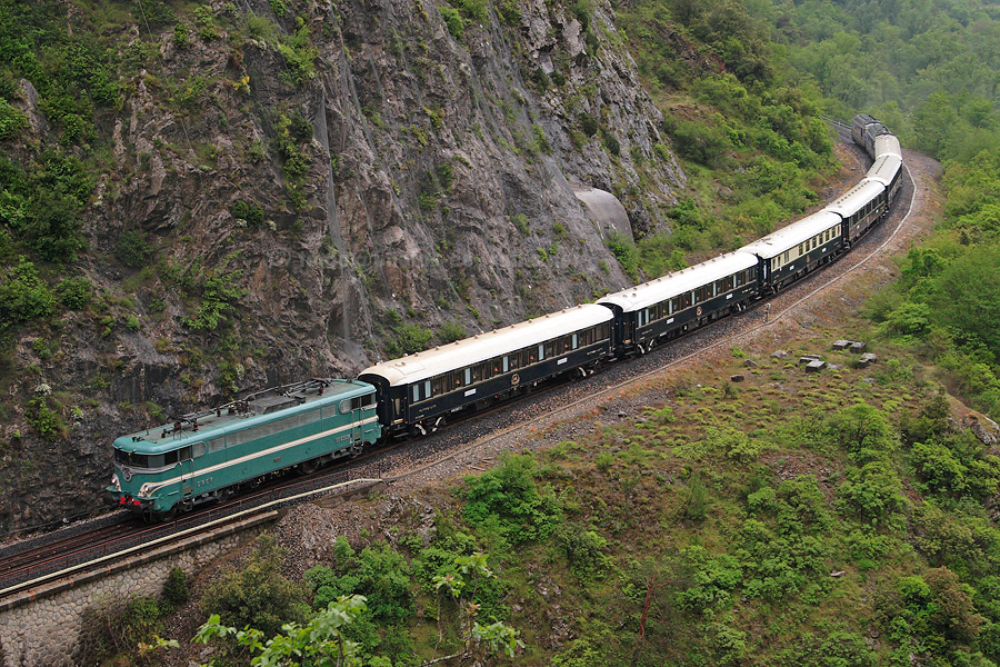 Redescendue l&eacute;g&egrave;rement plus bas, la rame remonte, prenant de l'&eacute;lan gr&acirc;ce aux deux BB 67400 en traction. Les prises de vue commen&ccedil;ent.