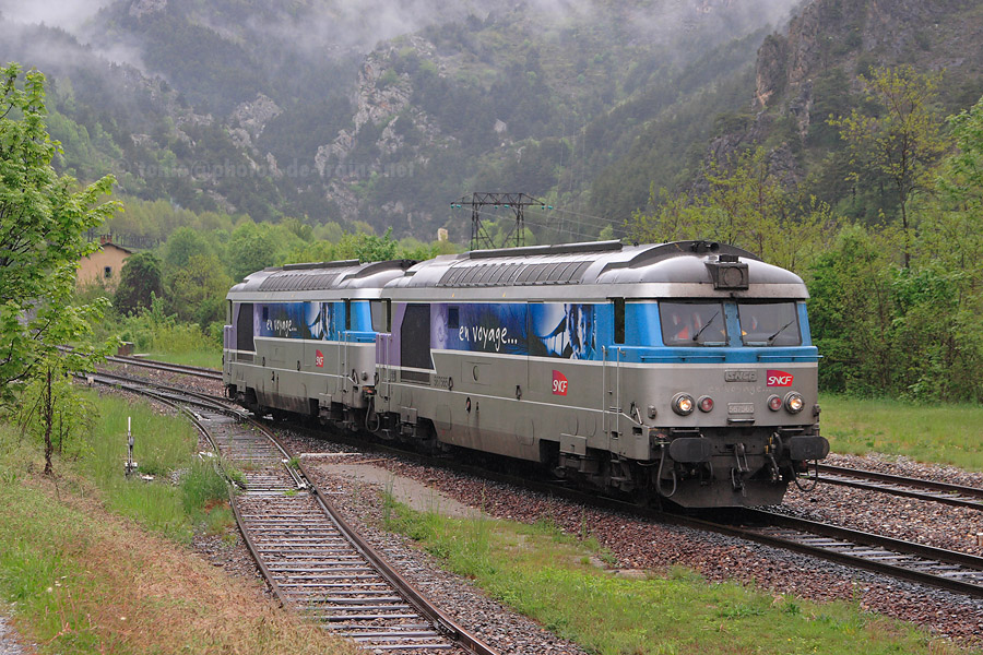 Changement de côté en gare de Tende pour l'UM de BB 67400, qui va s'atteler côté Breil à la rame.