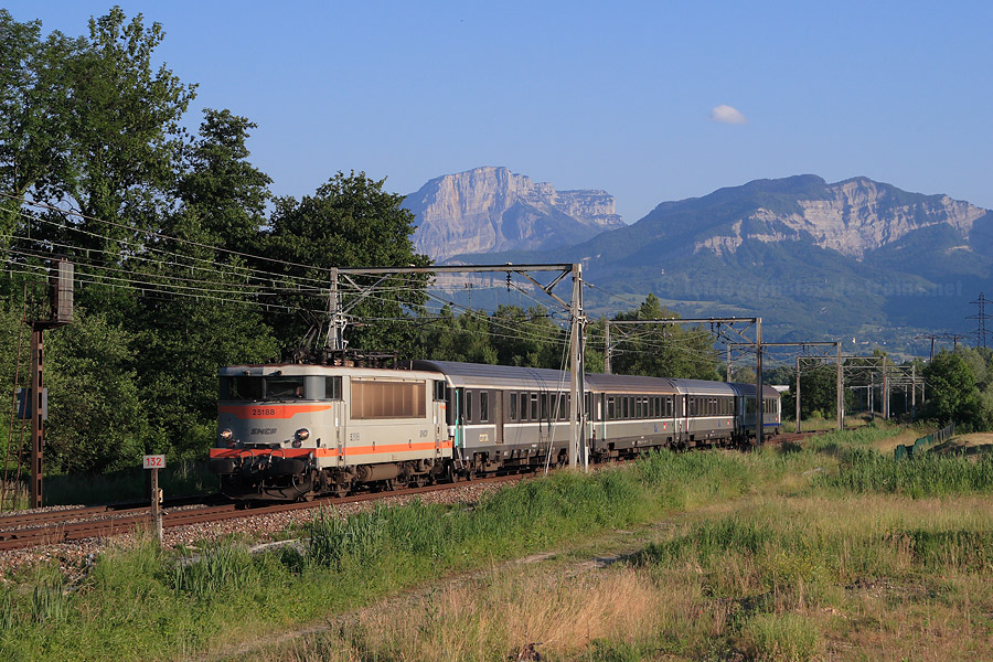 Vue entre Chamb&eacute;ry et Aix-les-Bains du TER 17538 Valence-Ville - &Eacute;vian-les-Bains, tract&eacute; par la BB 25188.