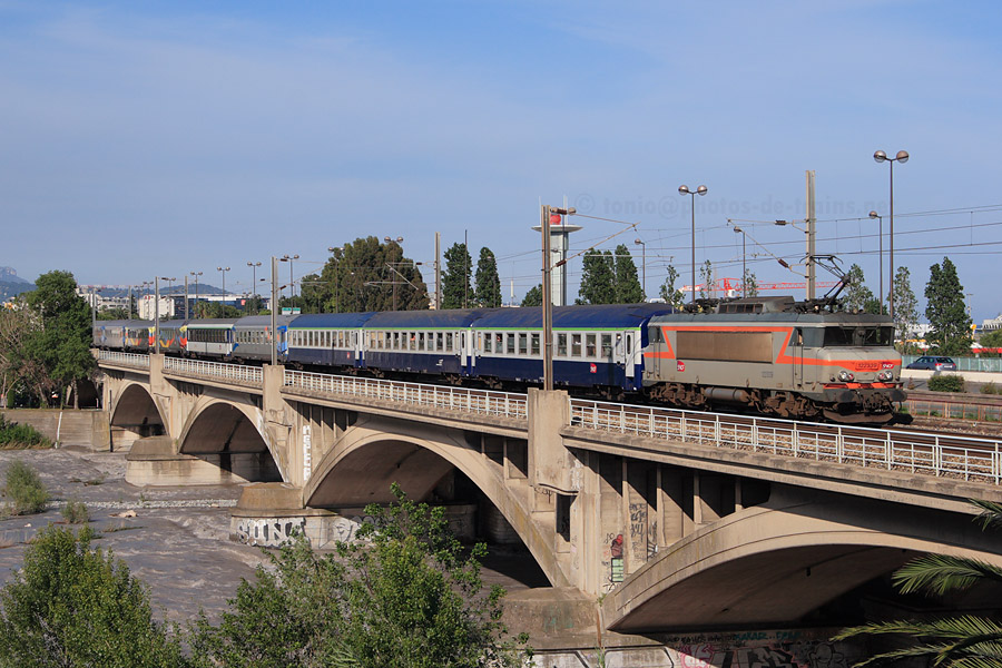 Passage sur le pont Napoléon III, à Saint-Laurent-du-Var, du train spécial 27110 Nice-Ville - Poitiers, tracté par la BB 22339.