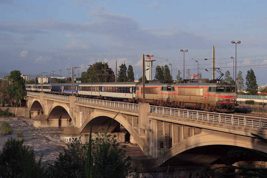 Passage sur le pont Napol&eacute;on III du Corail Lun&eacute;a 4388 Nice - Strasbourg. Ce train achemine une tranche 4328/9 Dijon - Luxembourg.