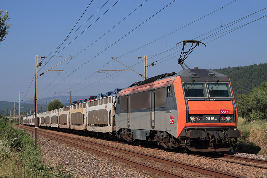 Passage aux environs de Pierrefeu-du-Var de l'auto-train 24579 Mulhouse - Fr&eacute;jus-Saint-Rapha&euml;l, tract&eacute; par la BB 26154.