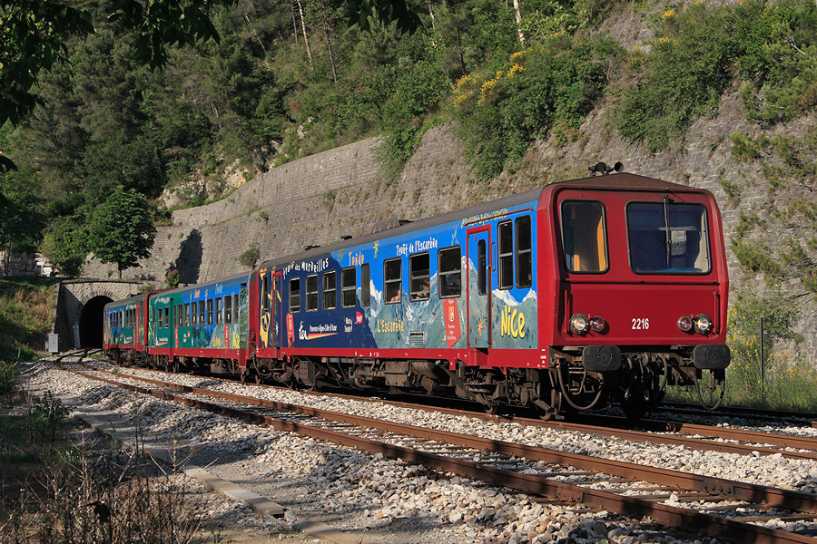 Dans quelques instants, le TER 22952 Cuneo - Nice-Ville, assur&eacute; par les X 2216 et 2217 encadrant une XR, entrera en gare de L'Escar&egrave;ne, o&ugrave; il croisera une UM d'Aln663.