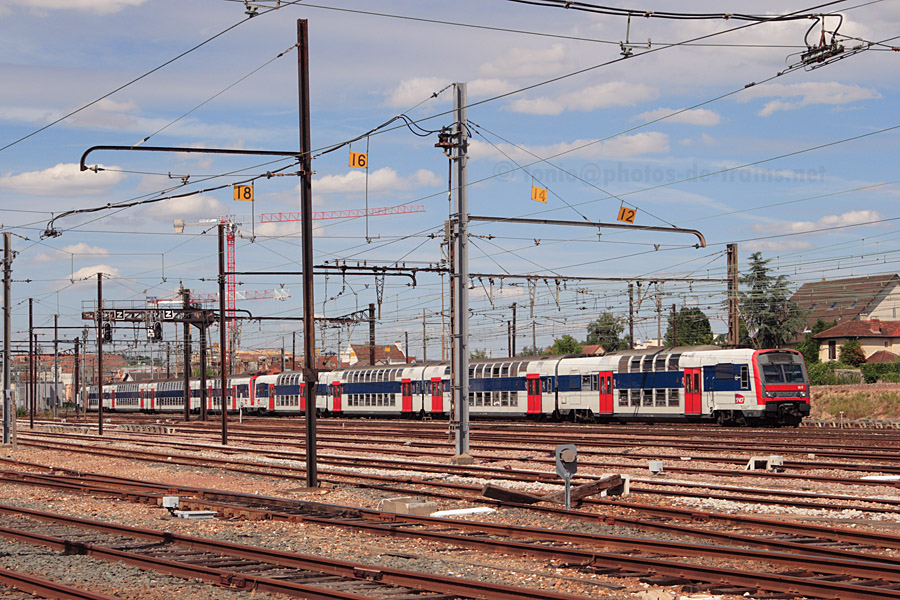 Vu juste apr&egrave;s la gare de Br&eacute;tigny-sur-Orge d'une Z 8800 et Z 20500 en UM sur une mission 147431 Saint-Quentin-en-Yvelines - Saint-Martin-d'&Eacute;tampes.