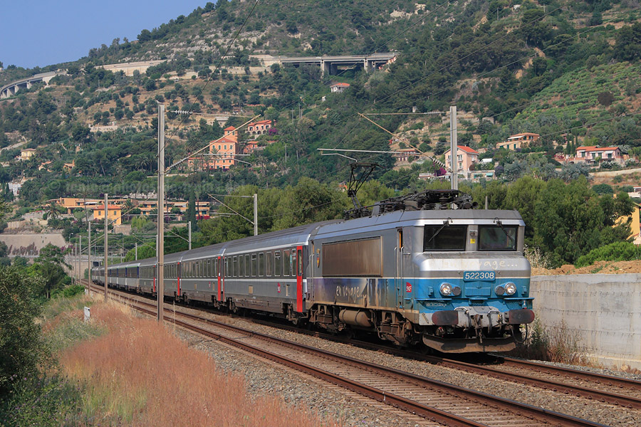 Dans quelques instants, ce train de voyageurs &agrave; vide 735807 Paris-Gare-de-Lyon - Ventimiglia arrivera &agrave; son terminus. Il est ici tract&eacute; par la BB 22308, machine affect&eacute;e &agrave; l'activit&eacute; TER.