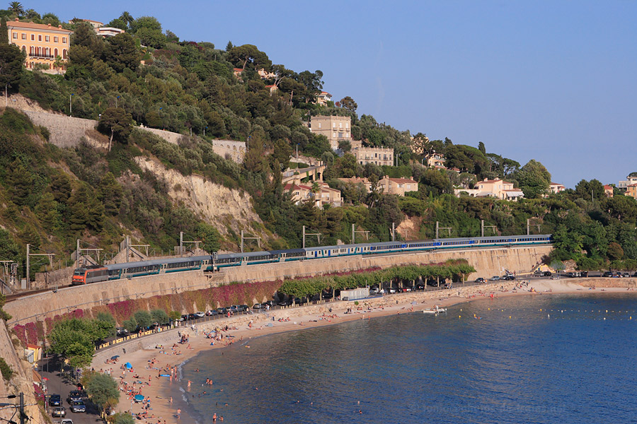 BB 26001 en t&ecirc;te, le train de p&egrave;lerins 28138 Ventimiglia - Lourdes va bient&ocirc;t traverser la gare de Villefranche-sur-Mer &agrave; faible vitesse.