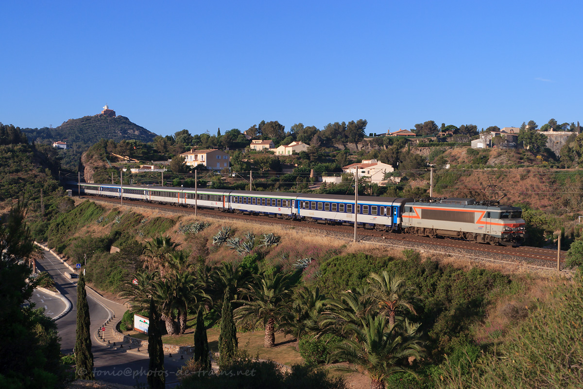Passage à Agay du train 4239 "Lorazur" Luxembourg - Nice-Ville, acheminant depuis Culmont-Chalindrey une tranche Reims - Nice-Ville, portant le numéro 4287 entre Reims et Culmont-Chalindrey. La BB 22331 est en charge du train.