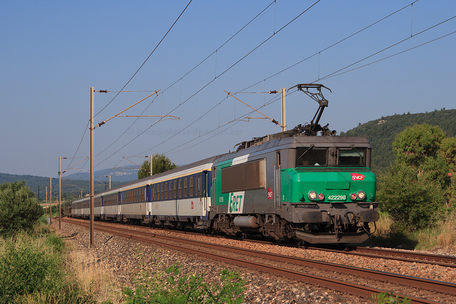 Fait exceptionnel, la BB 22298 en livr&eacute;e FRET passe, pr&egrave;s de Pierrefeu-du-Var, en t&ecirc;te du Corail Lun&eacute;a 4625 Nantes - Nice-Ville.