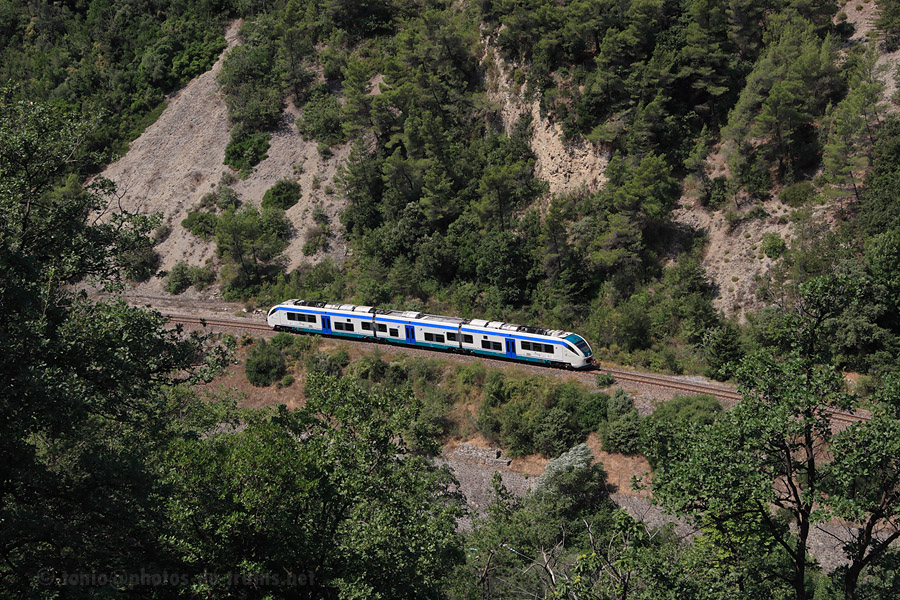 Vue en hauteur du train 22976 Taggia - Cuneo, assur&eacute; par une rame Aln501/502, quelques minutes avant son entr&eacute;e en gare de Breil-sur-Roya.