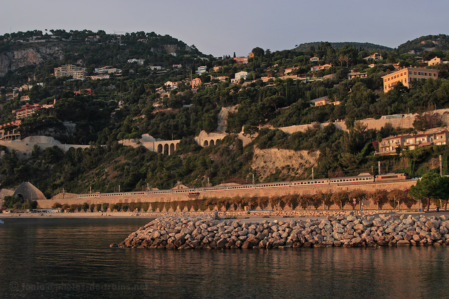 &Eacute;clair&eacute;e par les derniers rayons du soleil, la rame Eurostar City, assurant le train Eurocity 147 Nice-Ville - Milano-Centrale et tract&eacute;e par la BB 22342, passe dans la baie de Villefranche-sur-Mer.