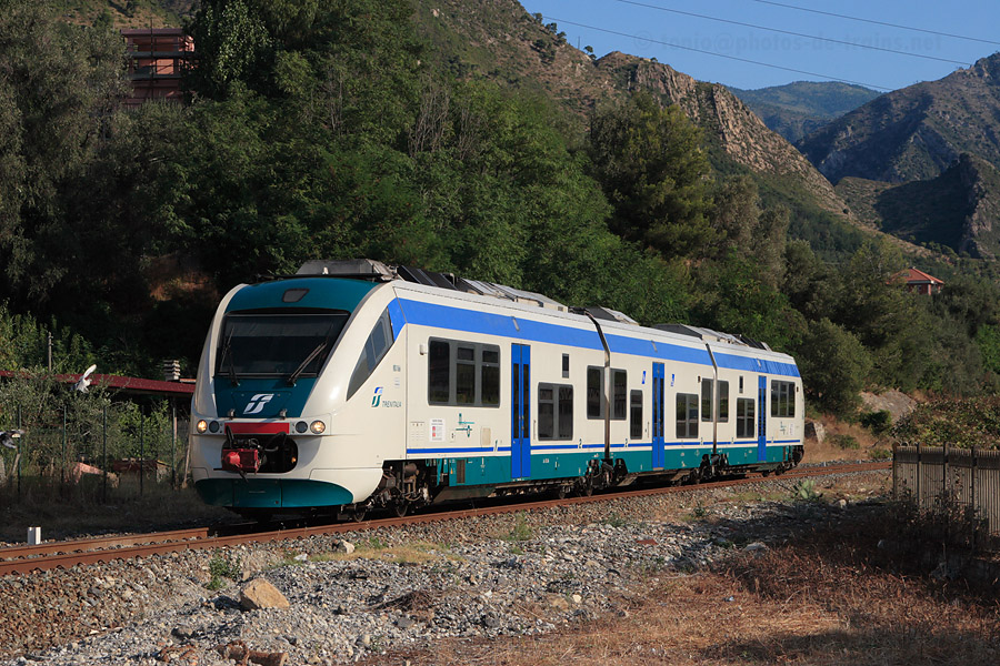 Arriv&eacute;e en gare de Bevera du train r&eacute;gional 22967 Cuneo - Taggia.