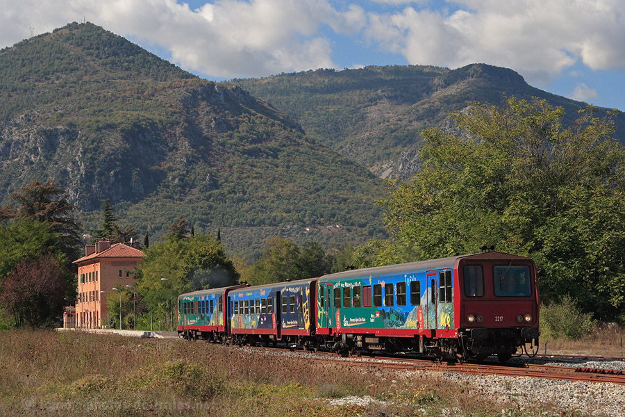 D&eacute;part de la gare de Sospel du TER 22949 Nice-Ville - Cuneo, assur&eacute; par une composition enti&egrave;rement en livr&eacute;e "Train des Merveilles".