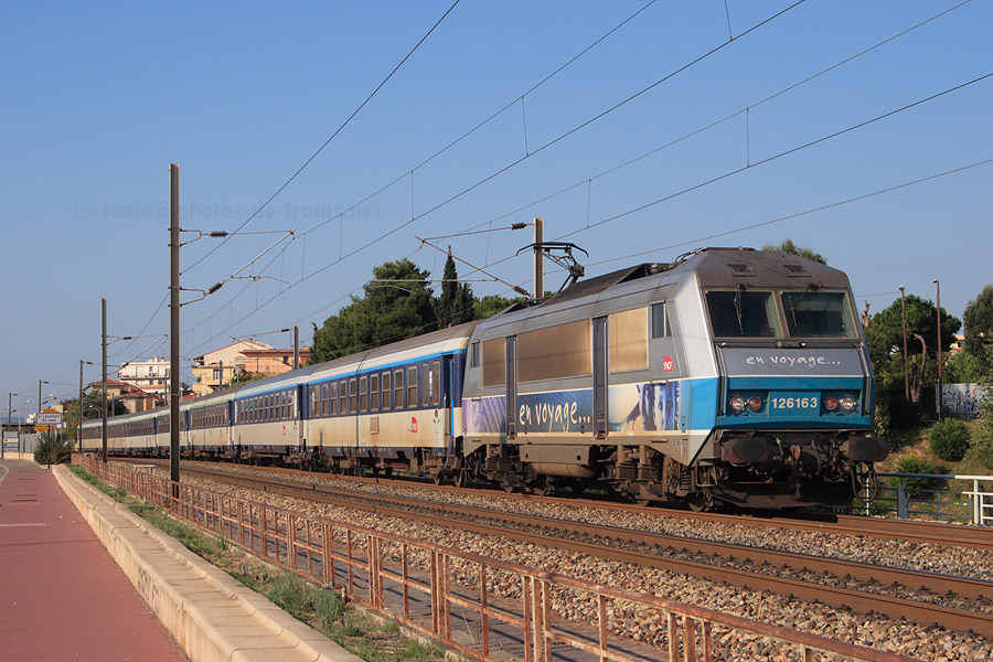 La BB 26163 "En Voyage...", en tête du Corail Lunéa 4625 Nantes - Nice-Ville, vient de traverser la gare de Saint-Laurent-du-Var.