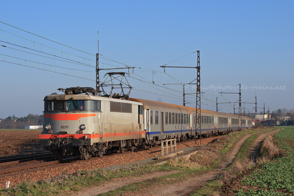 BB 9251 en traction, le TER 16571 Paris-Montparnasse - Le Mans passe &agrave; Rambouillet.