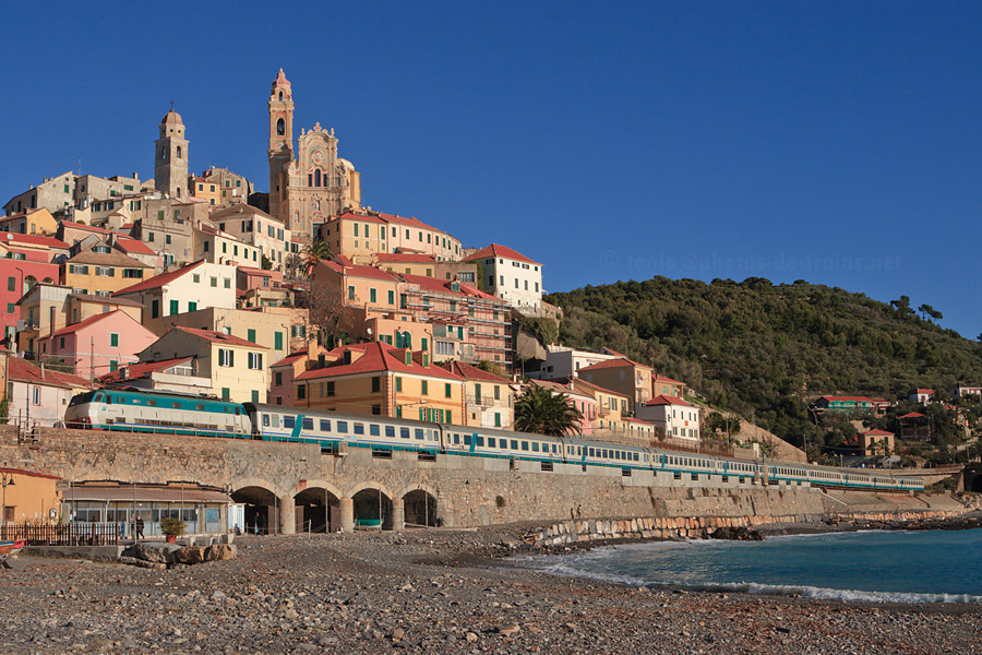 Passage devant le village de Cervo de l'Eurocity 692 Milano Centrale - Ventimiglia, tract&eacute; par une E444.