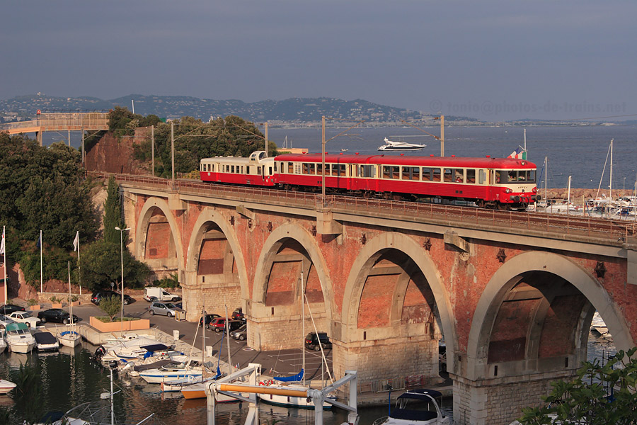 Retour sur Carnoules des X 4567 et X 3976 en jumelage, apr&egrave;s avoir assur&eacute; leurs prestations sur la ligne de Breil.