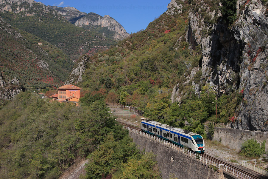 Arriv&eacute;e en gare de Fontan-Saorge du train 22978 Ventimiglia - Cuneo.
