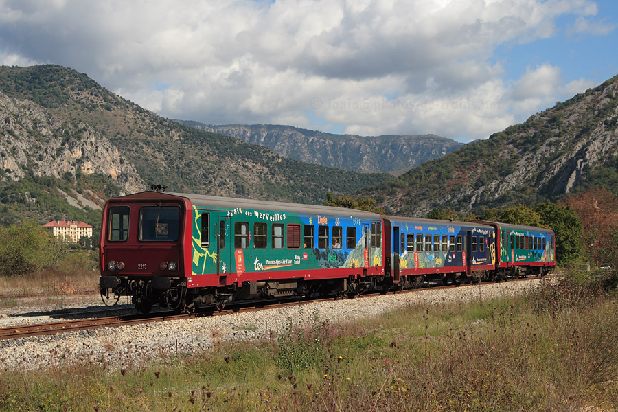 D&eacute;part de la gare de Sospel du TER 22949 Nice-Ville - Cuneo, assur&eacute; par une composition enti&egrave;rement en livr&eacute;e "Train des Merveilles".