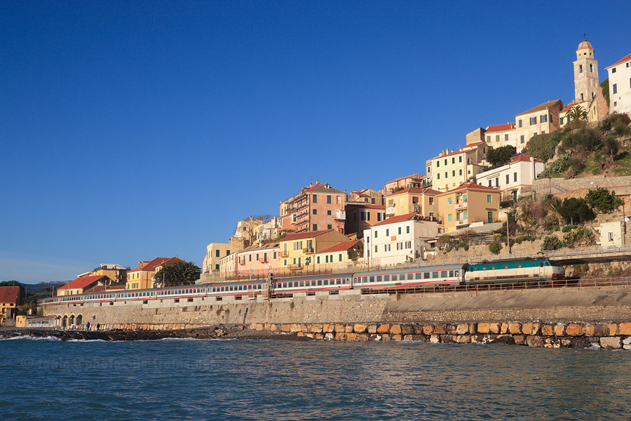 Surplomb&eacute; par le village de Cervo, l'EuroCity "Riviera dei Fiori" 139 Nice-Ville - Milano-Centrale longe la c&ocirc;te italienne. &Agrave; court terme, cette voie unique ne sera plus utilis&eacute;e, remplac&eacute;e par une ligne &agrave; double voie &eacute;lectrifi&eacute;e qui passera en tunnel.
