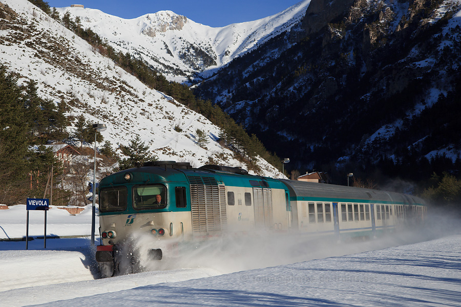 D445 1076 en tête, le train Regionale 22995 Torino - Imperia soulève la neige fraîchement tombée en gare de Viévola.