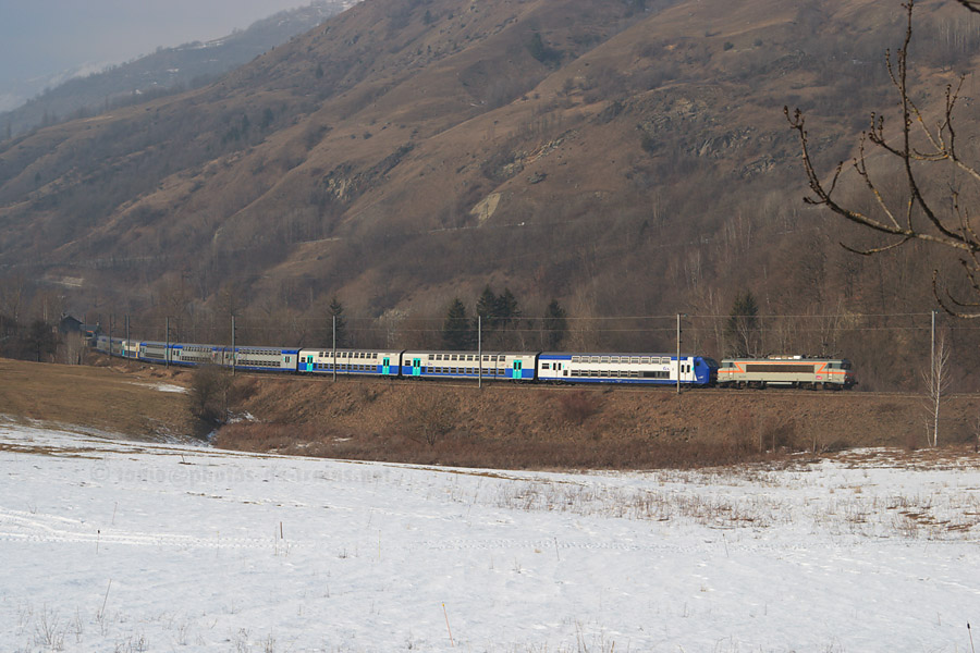 D&eacute;part de la gare de Landry du TER 17591, assur&eacute; en rame V2N et tract&eacute; par la BB 22395.