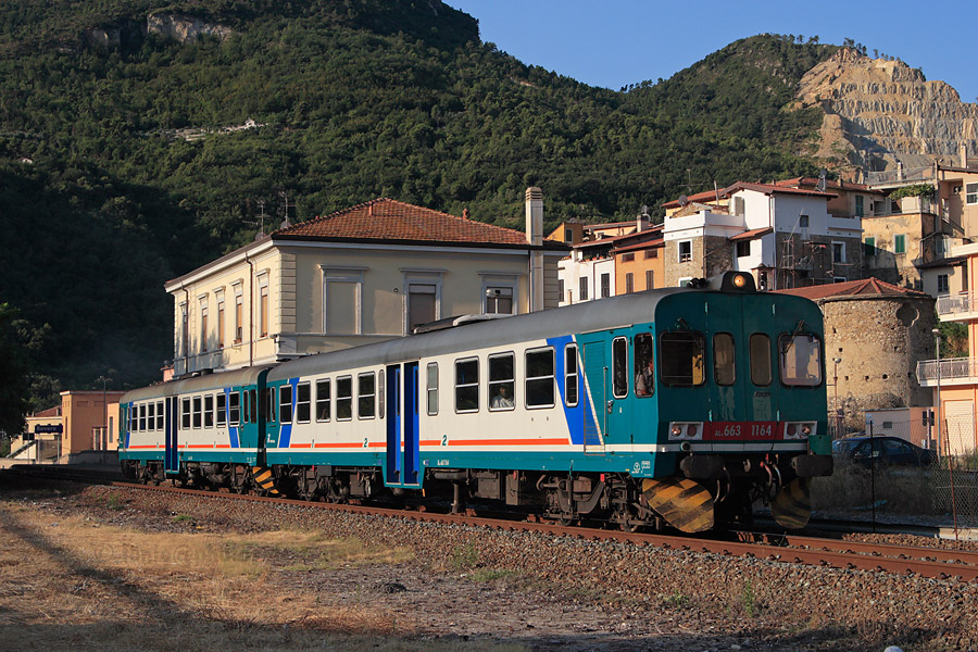 D&eacute;part de la gare de Bevera du Regionale 22968 Ventimiglia - Cuneo, assur&eacute; en Aln663.