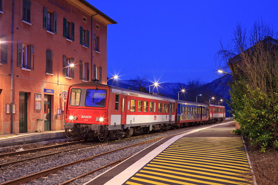 Départ imminent de la gare de Sospel pour le TER 22952 Cuneo - Nice.