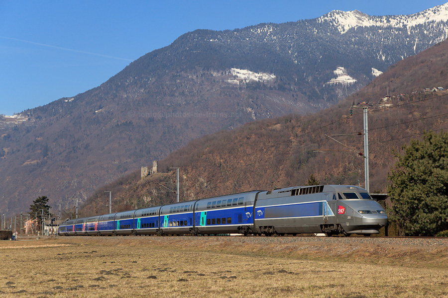 Vue du TGV 6435 Aix-les-Bains - Bourg-Saint-Maurice venant de croiser un TGV descendant de la Tarentaise en gare de La Bathie. &Agrave; noter que ce TGV est achemin&eacute; depuis Paris par le TGV 6937 Paris-Gare-de-Lyon - Annecy, et que la rame qui l'assure utilise la motrice R&eacute;seau de r&eacute;serve, rempla&ccedil;ant la motrice Duplex endommag&eacute;e par un incendie.