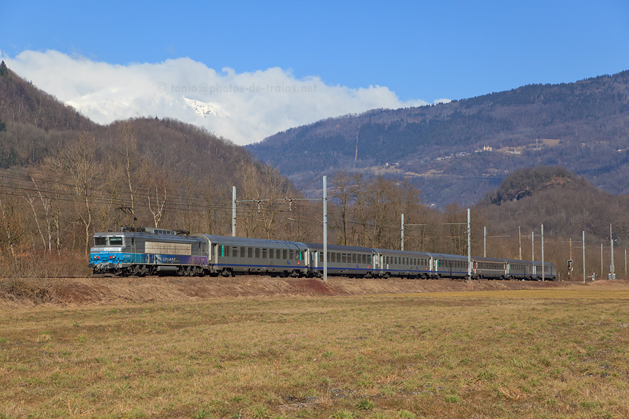 Vue du TER 17910 Modane - Lyon, pouss&eacute; par la BB 22356, arrivant &agrave; Aiguebelle.
