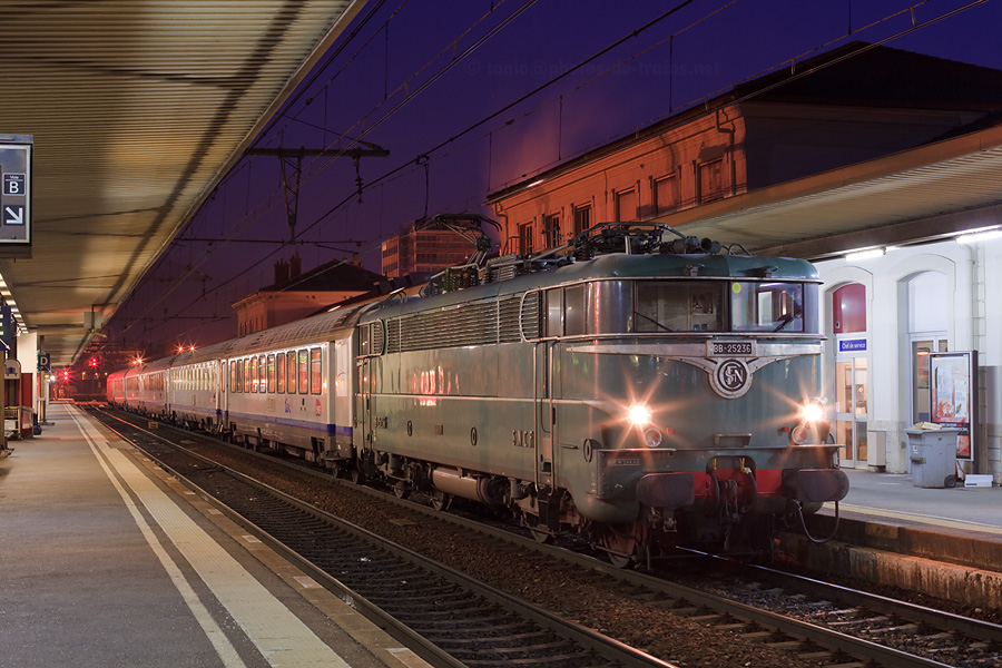 BB 25236 en t&ecirc;te, le TER 17952 Annecy - Lyon marque l'arr&ecirc;t en gare d'Aix-les-Bains.