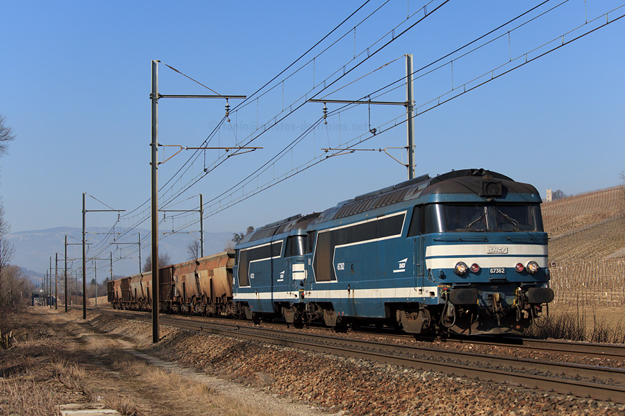 Les barri&egrave;res du PN35 se referment pour laisser passer le train 439717 Chamb&eacute;ry - Albertville, assur&eacute; par les 67362 et 67331 en UM.
