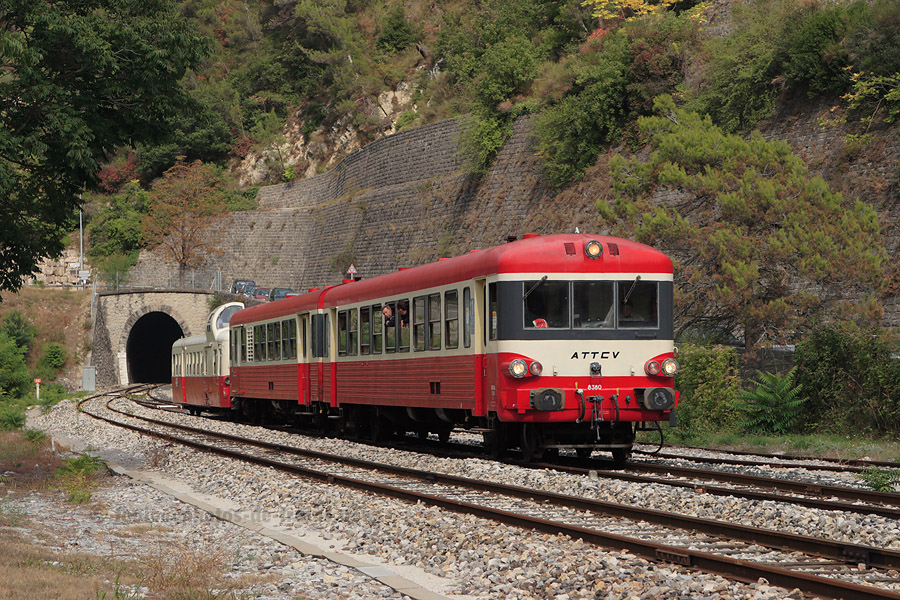 Apr&egrave;s avoir &eacute;t&eacute; expos&eacute;s en gare de Breil-sur-Roya en compagnie de quelques autres mat&eacute;riels, les X 4567 et X 3976 en jumelage redescendent la vall&eacute;e en direction de Nice.
