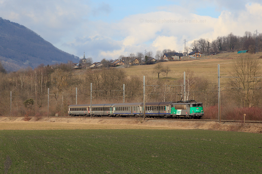 Vue aux Chavannes-en-Maurienne du TER 883317 Chambéry - Modane, tracté par la BB 25179.