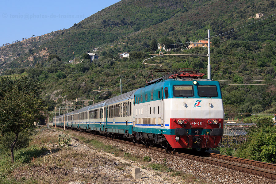 Arriv&eacute;e imminente en gare d'Albenga de l'IC 657 "Cristoforo Colombo" Ventimiglia - Milano-Centrale, tract&eacute; par la E444-091