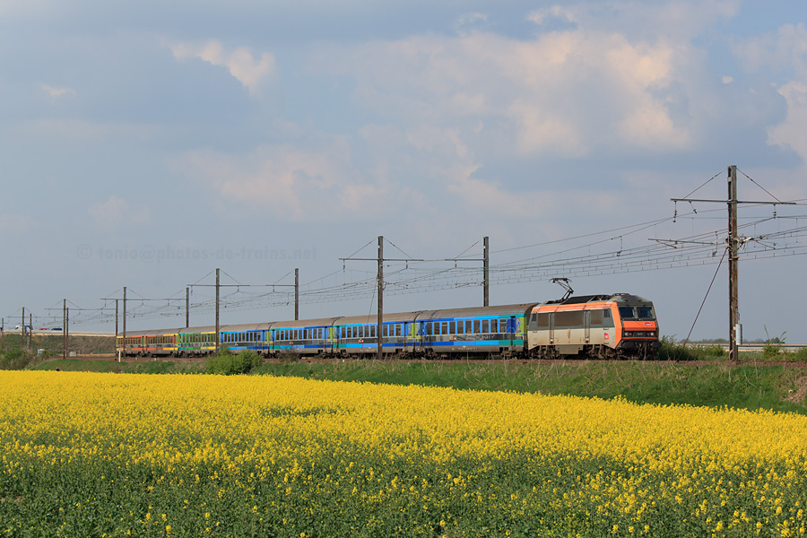 BB 26011 en t&ecirc;te, le Corail T&eacute;oz 3651 Paris-Austerlitz - Brive-la-Gaillarde passe &agrave; proximit&eacute; de Chevilly.