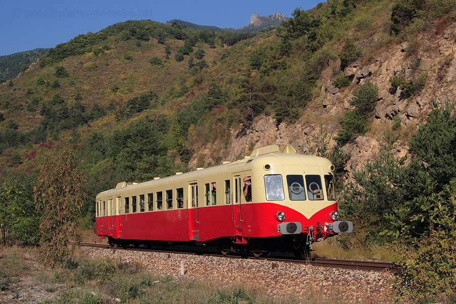 Dans quelques secondes, le X 2403, assurant une marche sp&eacute;ciale Breil-sur-Roya - Tende, va br&ucirc;ler la gare de La Brigue.