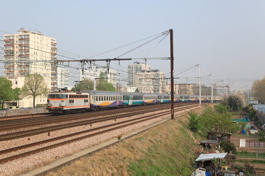 Surpris quelques m&egrave;tres avant son passage en gare du Vert-de-Maisons, le train 900226 assure la remonte de la rame du train 226 de Paris-Bercy jusqu'&agrave; Villeneuve-Prairie.