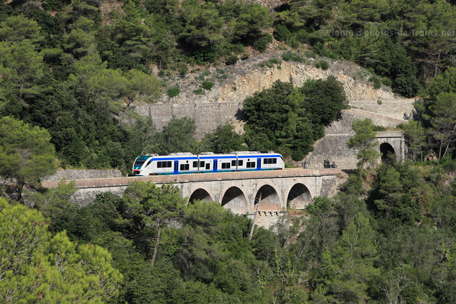 Le Regionale 22970 Ventimiglia - Cuneo, assur&eacute; par un Aln501/502, vient de traverser la fronti&egrave;re.
