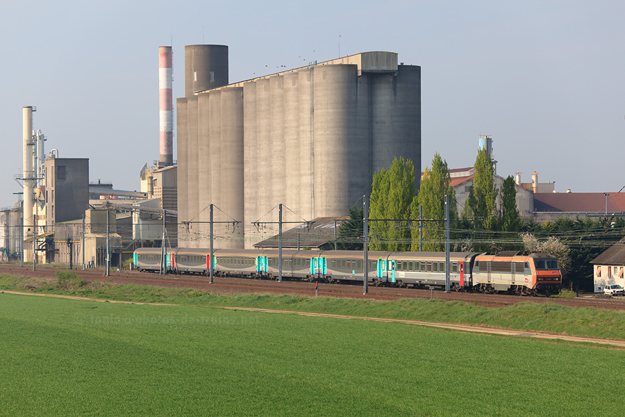 BB 26052 en tête, le Corail Aqualys 14050 Tours - Paris-Austerlitz passe près du complexe de la sucrerie d'Artenay.