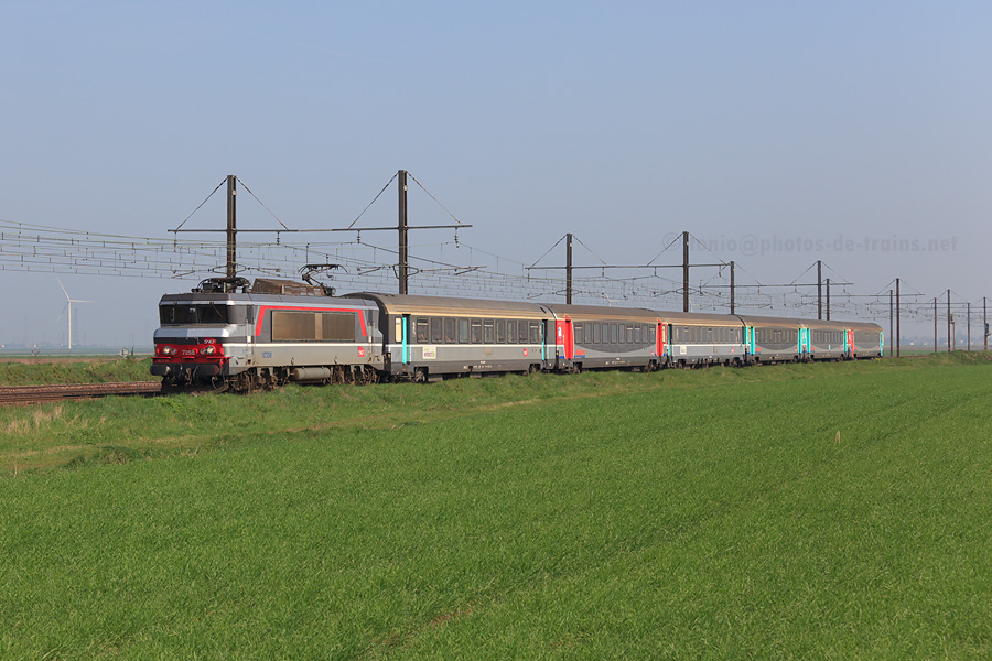 Souffrant d'un important retard, le Corail Aqualys 14039 Paris-Austerlitz - Tours traverse la plaine Beauceronne, BB 7258 en t&ecirc;te.