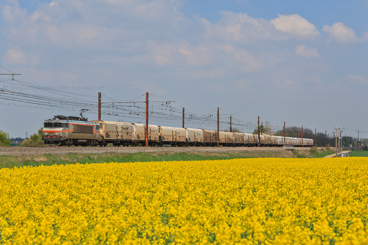Vue du train 50035 Rungis - Montauban, tracté par la BB 22367, près de Monnerville.