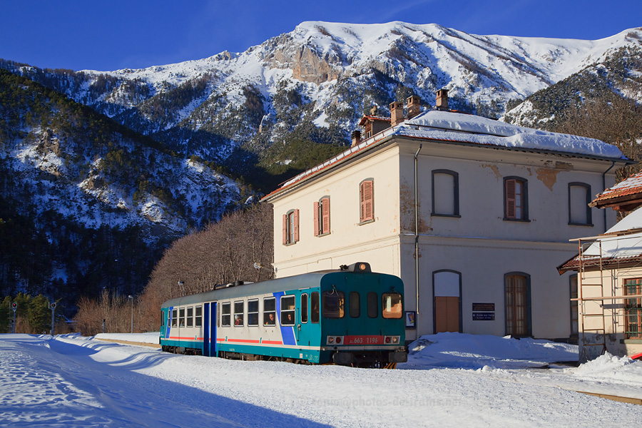 Arr&ecirc;t en gare de Vi&eacute;vola du train Regionale 22968 Ventimiglia - Cuneo, assur&eacute; par l'Aln663 1196.